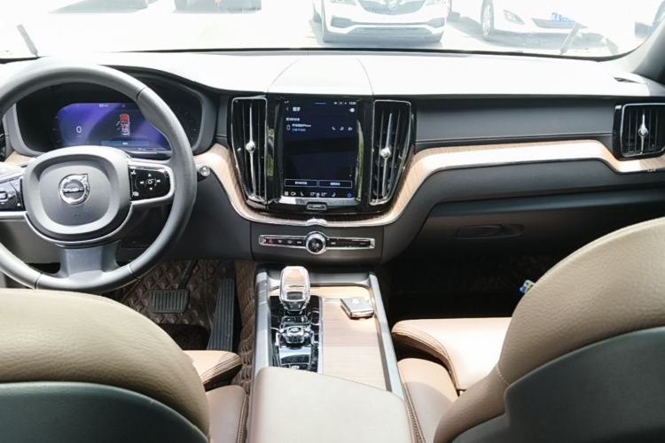 Used Volvo XC60 2023 B5 4x4 Smart Luxury Edition Center Console