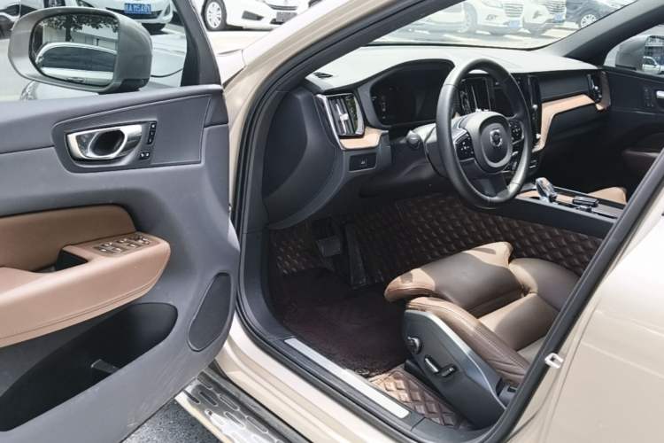 Used Volvo XC60 2023 B5 4x4 Smart Luxury Edition Driver Seat