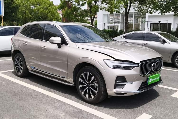 Used Volvo XC60 2023 B5 4x4 Smart Luxury Edition Front Right 45 Deg