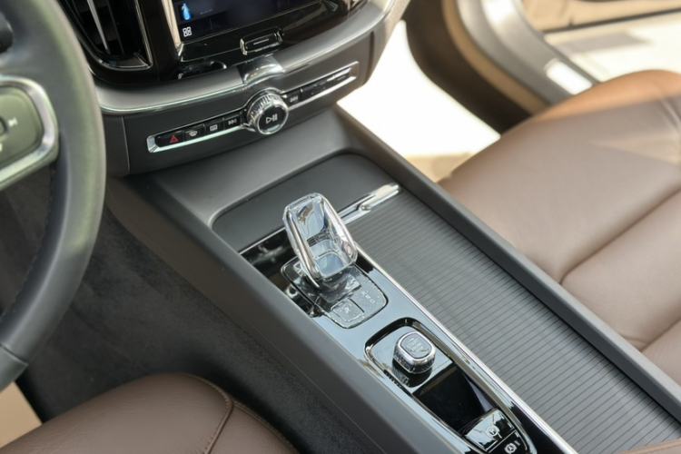 Used Volvo XC60 2023 B5 4x4 Smart Luxury Edition Gear Lever