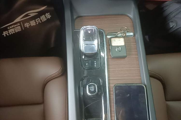 Used Volvo XC60 2023 B5 4x4 Smart Luxury Edition Gear Lever