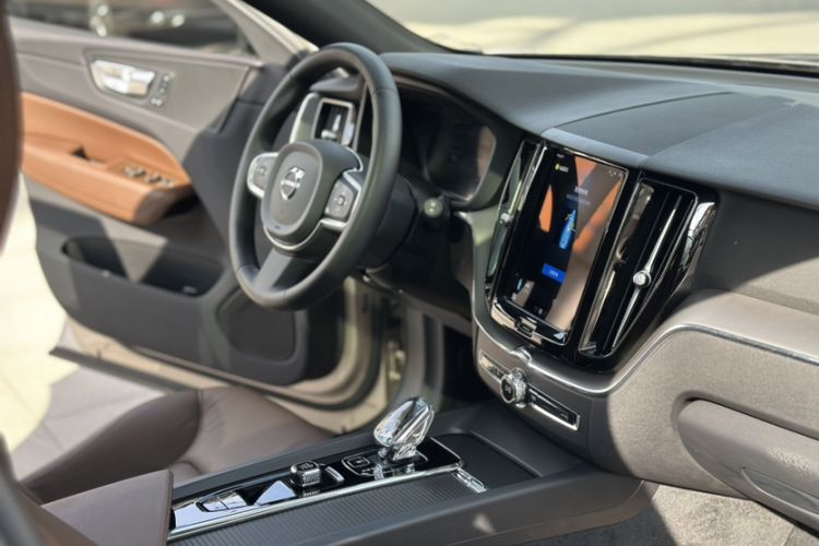 Used Volvo XC60 2023 B5 4x4 Smart Luxury Edition Interior 1
