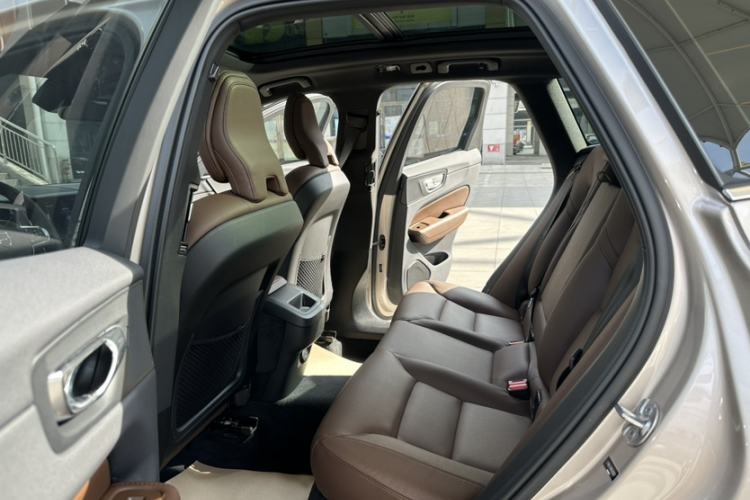 Used Volvo XC60 2023 B5 4x4 Smart Luxury Edition Interior 6