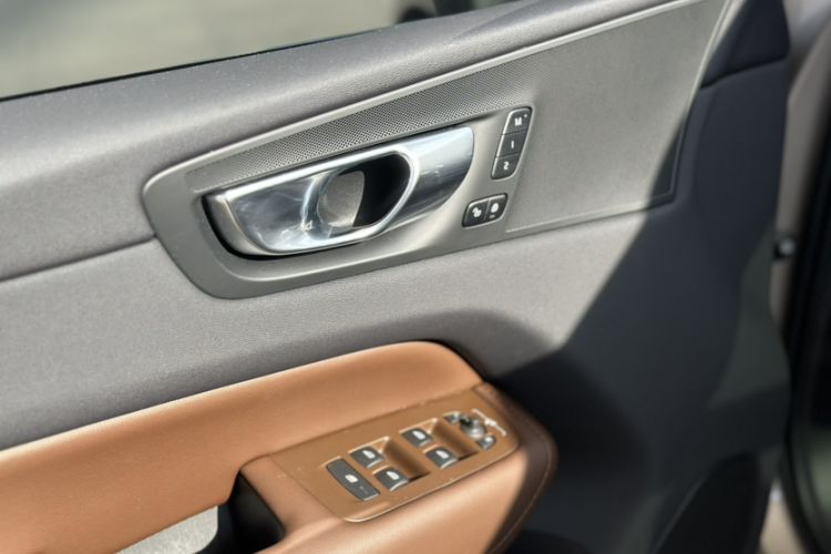 Used Volvo XC60 2023 B5 4x4 Smart Luxury Edition Interior 7