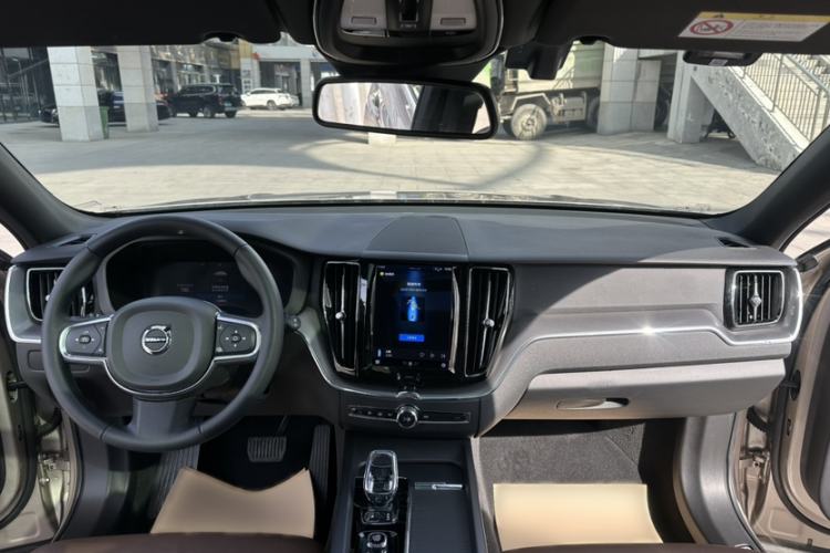 Used Volvo XC60 2023 B5 4x4 Smart Luxury Edition Interior 8