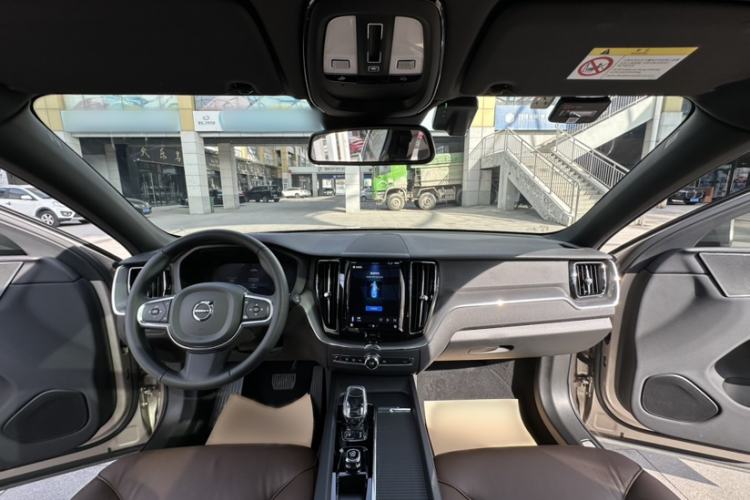 Used Volvo XC60 2023 B5 4x4 Smart Luxury Edition Interior 9
