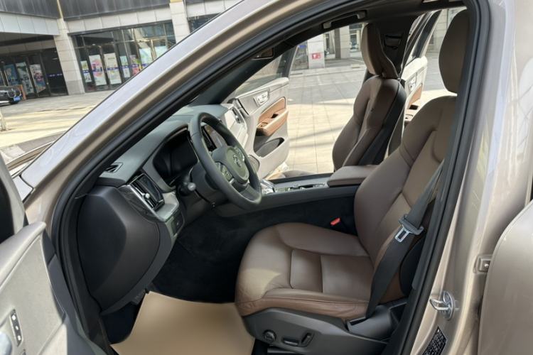 Used Volvo XC60 2023 B5 4x4 Smart Luxury Edition Left Front Seat