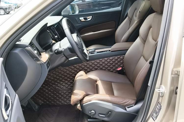 Used Volvo XC60 2023 B5 4x4 Smart Luxury Edition Left Front Seat