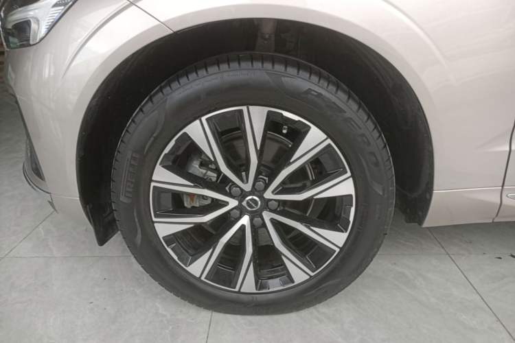 Used Volvo XC60 2023 B5 4x4 Smart Luxury Edition Left Front Wheel Hub