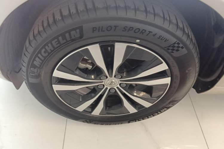Used Volvo XC60 2023 B5 4x4 Smart Luxury Edition Left Front Wheel Hub