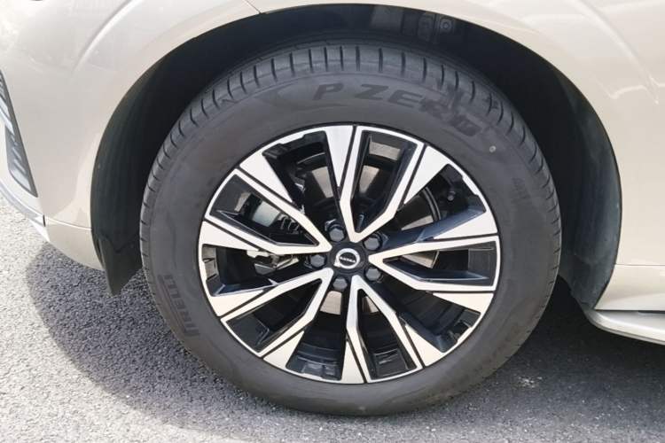 Used Volvo XC60 2023 B5 4x4 Smart Luxury Edition Left Front Wheel Hub