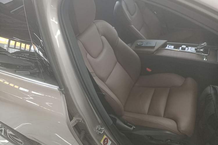 Used Volvo XC60 2023 B5 4x4 Smart Luxury Edition Right Front Seat