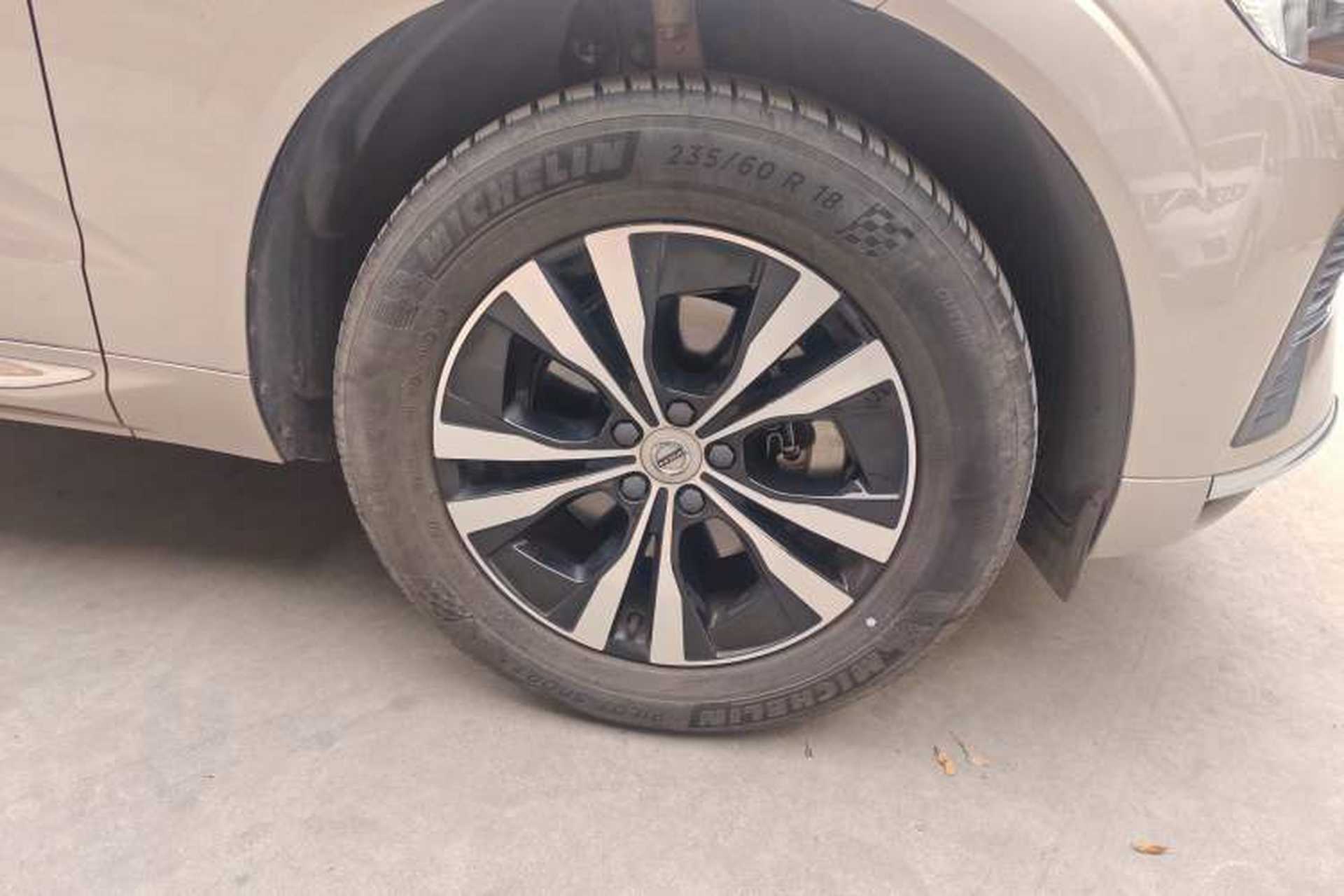 Used Volvo XC60 2023 B5 4x4 Smart Luxury Edition Right Front Wheel Hub