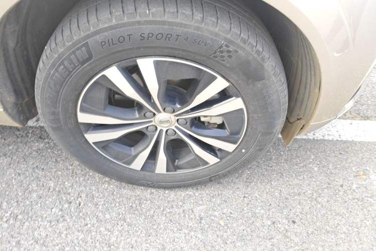 Used Volvo XC60 2023 B5 4x4 Smart Luxury Edition Right Front Wheel Hub