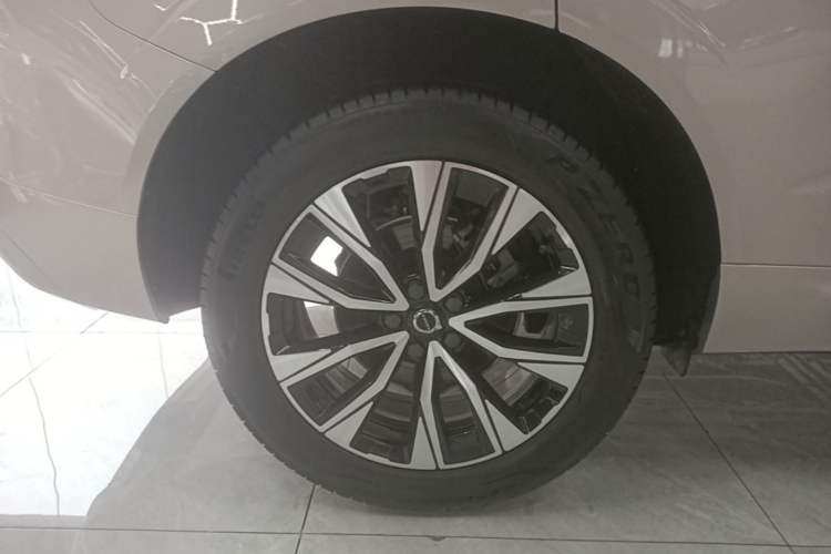Used Volvo XC60 2023 B5 4x4 Smart Luxury Edition Right Rear Wheel Hub