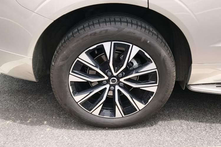 Used Volvo XC60 2023 B5 4x4 Smart Luxury Edition Right Rear Wheel Hub