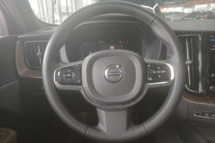 Used Volvo XC60 2023 B5 4x4 Smart Luxury Edition Steering Wheel