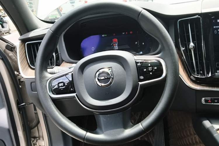 Used Volvo XC60 2023 B5 4x4 Smart Luxury Edition Steering Wheel