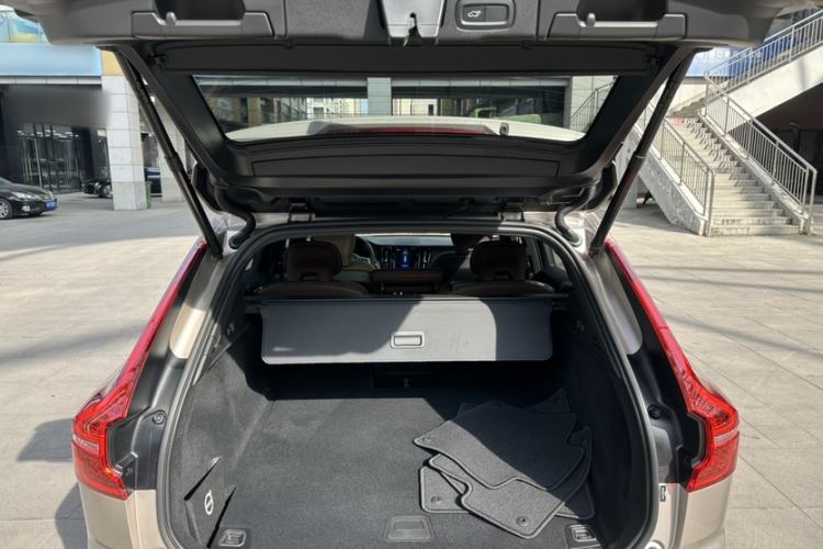 Used Volvo XC60 2023 B5 4x4 Smart Luxury Edition Trunk