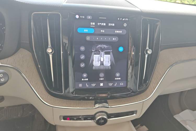 Used Volvo XC60 2023 B5 4x4 Smart Luxury Edition Audio And AC Panel