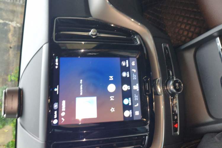 Used Volvo XC60 2023 B5 4x4 Smart Luxury Edition Audio And AC Panel