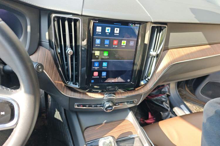Used Volvo XC60 2023 B5 4x4 Smart Luxury Edition Audio And AC Panel