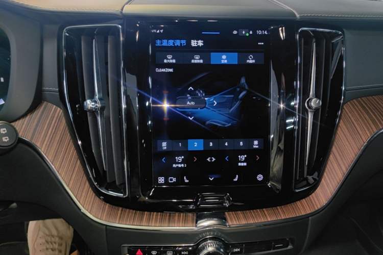 Used Volvo XC60 2023 B5 4x4 Smart Luxury Edition Audio And AC Panel