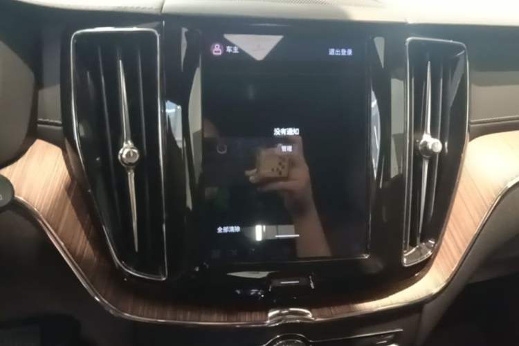 Used Volvo XC60 2023 B5 4x4 Smart Luxury Edition Audio And AC Panel