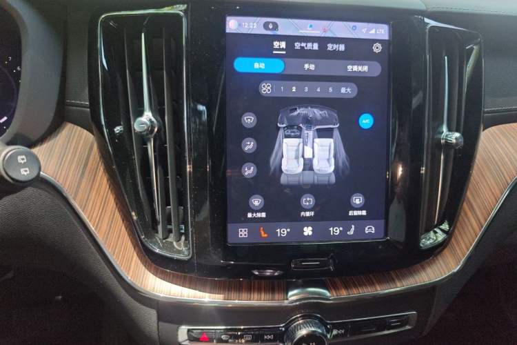 Used Volvo XC60 2023 B5 4x4 Smart Luxury Edition Audio And AC Panel