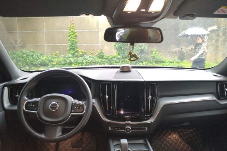 Used Volvo XC60 2023 B5 4x4 Smart Luxury Edition Center Console