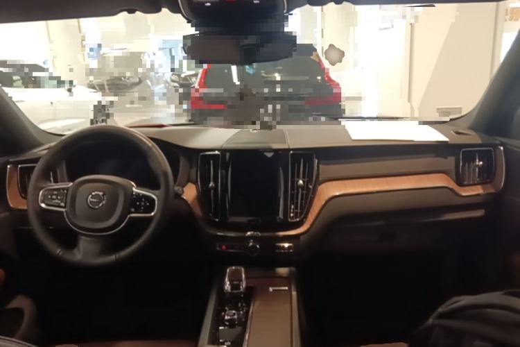 Used Volvo XC60 2023 B5 4x4 Smart Luxury Edition Center Console