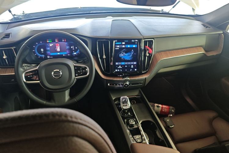 Used Volvo XC60 2023 B5 4x4 Smart Luxury Edition Center Console