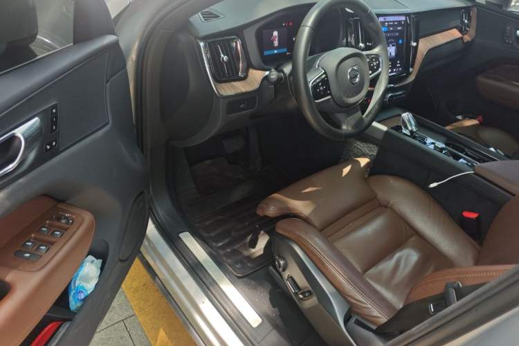 Used Volvo XC60 2023 B5 4x4 Smart Luxury Edition Driver Seat