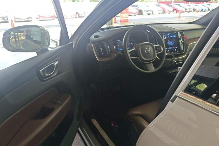 Used Volvo XC60 2023 B5 4x4 Smart Luxury Edition Driver Seat