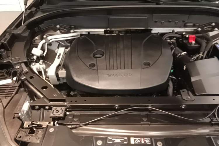 Used Volvo XC60 2023 B5 4x4 Smart Luxury Edition Engine Bay Right