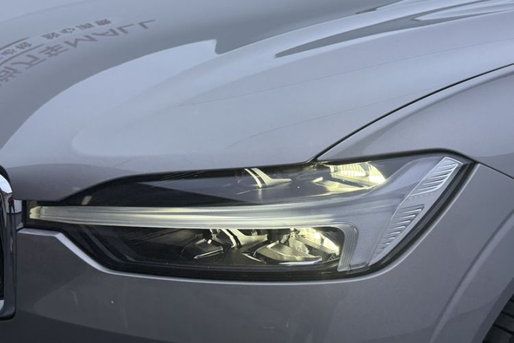 Used Volvo XC60 2023 B5 4x4 Smart Luxury Edition Exterior 4
