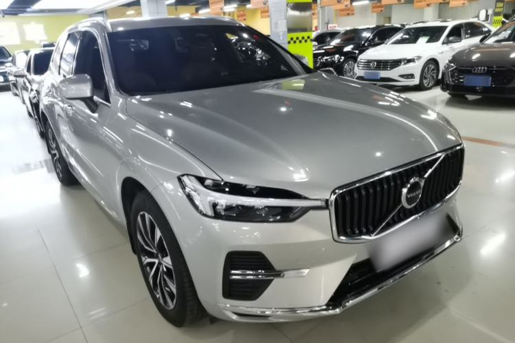 Used Volvo XC60 2023 B5 4x4 Smart Luxury Edition Front Right 45 Deg