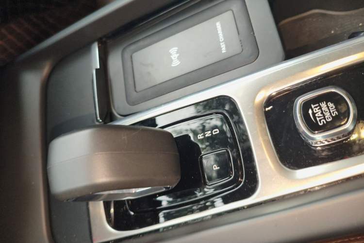Used Volvo XC60 2023 B5 4x4 Smart Luxury Edition Gear Lever