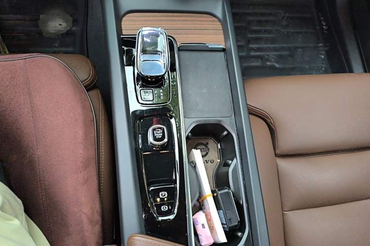 Used Volvo XC60 2023 B5 4x4 Smart Luxury Edition Gear Lever