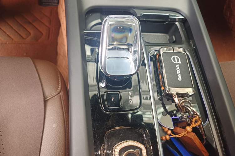 Used Volvo XC60 2023 B5 4x4 Smart Luxury Edition Gear Lever