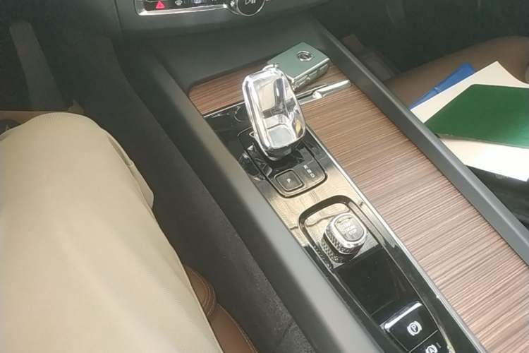 Used Volvo XC60 2023 B5 4x4 Smart Luxury Edition Gear Lever
