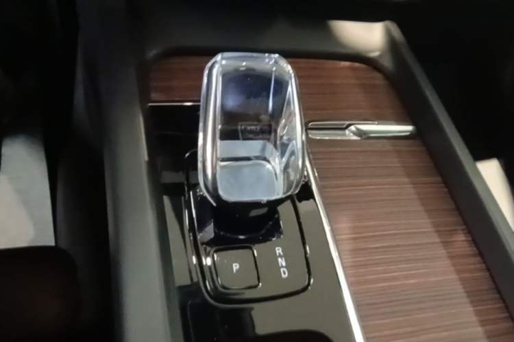 Used Volvo XC60 2023 B5 4x4 Smart Luxury Edition Gear Lever