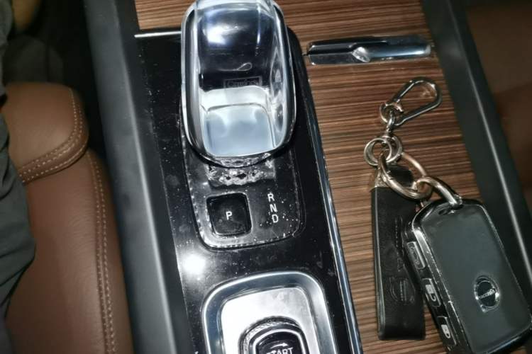 Used Volvo XC60 2023 B5 4x4 Smart Luxury Edition Gear Lever