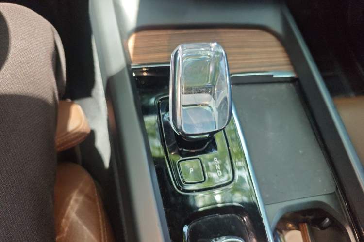 Used Volvo XC60 2023 B5 4x4 Smart Luxury Edition Gear Lever