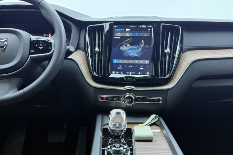 Used Volvo XC60 2023 B5 4x4 Smart Luxury Edition Interior 1