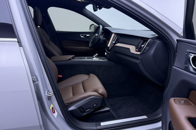 Used Volvo XC60 2023 B5 4x4 Smart Luxury Edition Interior 10