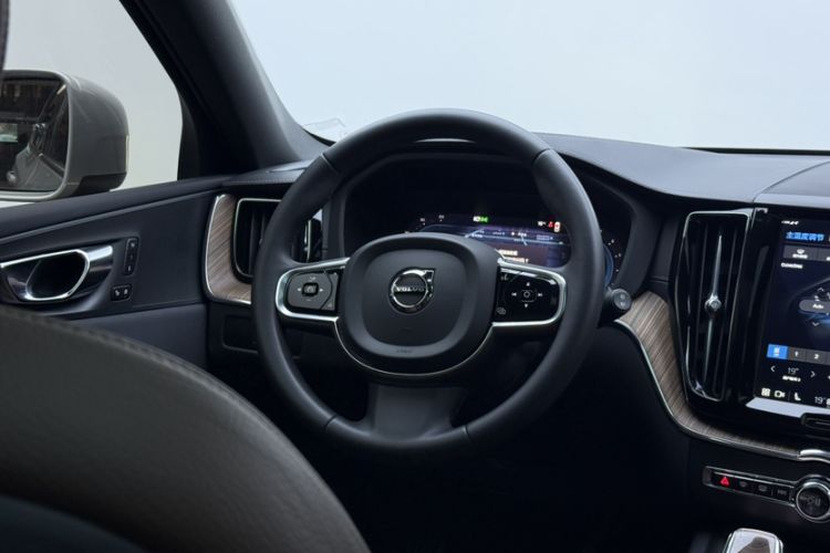 Used Volvo XC60 2023 B5 4x4 Smart Luxury Edition Interior 2