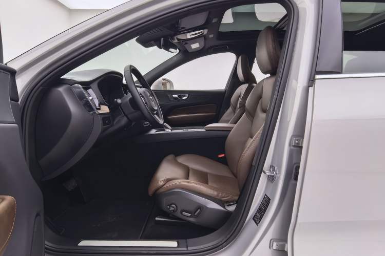 Used Volvo XC60 2023 B5 4x4 Smart Luxury Edition Interior 2