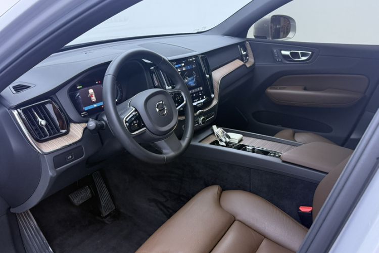 Used Volvo XC60 2023 B5 4x4 Smart Luxury Edition Interior 3