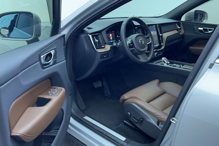 Used Volvo XC60 2023 B5 4x4 Smart Luxury Edition Interior 3